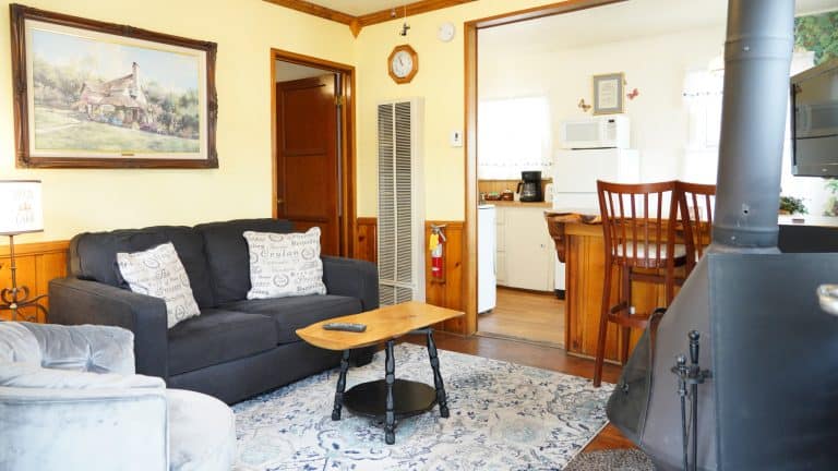 Hillcrest Suites & Cabins